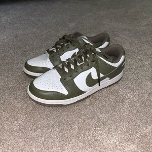 Like new olive green Nike Dunks